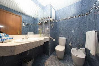 Tryp Macarena Hotel
