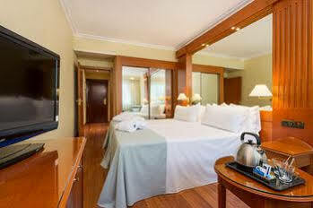 Tryp Macarena Hotel 4*