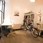 Monkeys Apartments La Artista