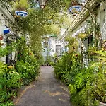 Misterhost Triana Patio De Las Flores