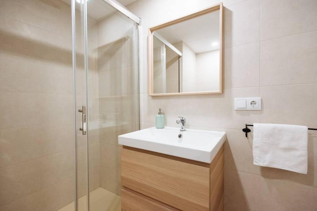 Hostly Sol 2bdr Flat With Patio In Center *