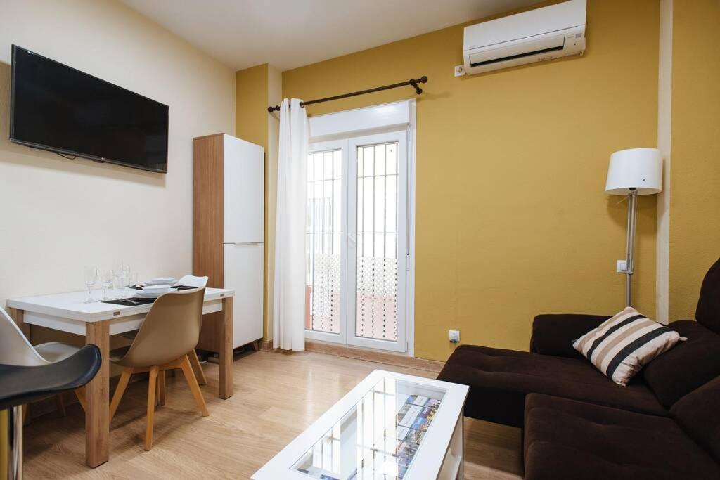 Cozy And Well Located In The Center Of Apartment *