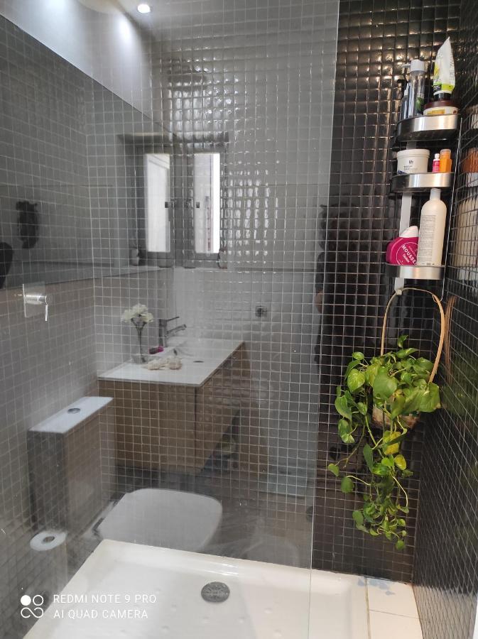 Habitación en casa particular Y Bano En Planta Independiente En Centro De *
