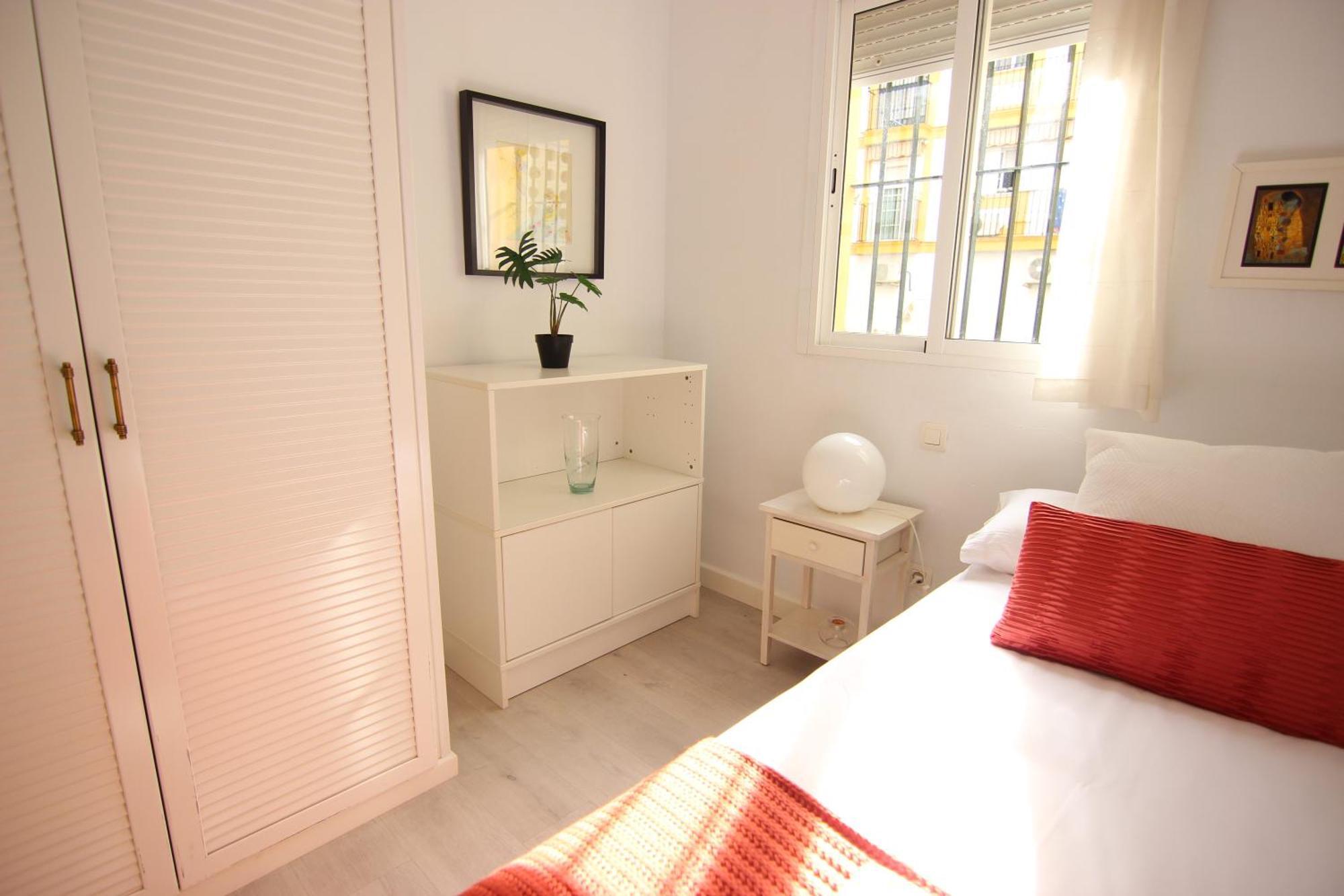 Rentalsevilla Espacioso Apartamento En La Alameda De Hercules Con Parking * Sevilla