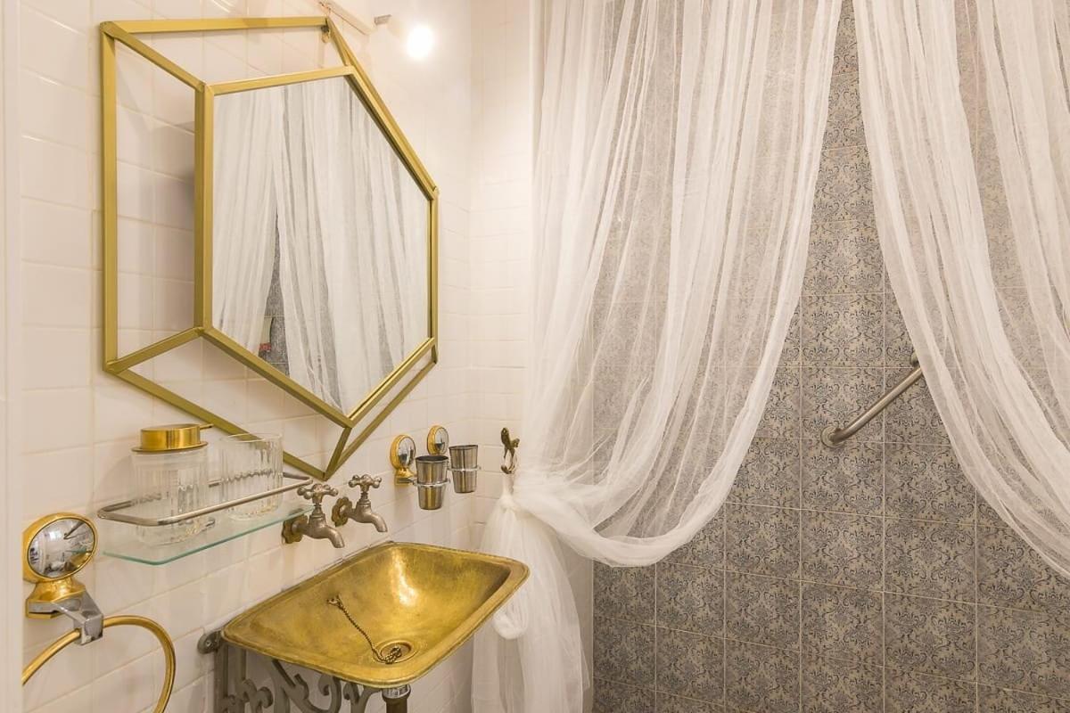 Deluxe Divina * Seville