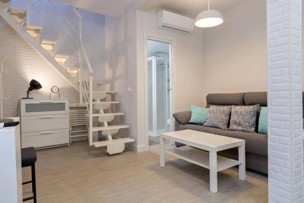 Castilla Triana Courtyard By Valcambre Apartment