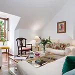 La Casa de San Fernando con vistas a los Reales Alcázares