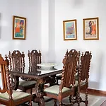 La Casa de San Fernando con vistas a los Reales Alcázares