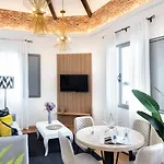 Apartamento Familiar Nuevo De Diseno En La Mejor Zona De Triana, Parking Included