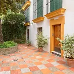 Genteel Home Plaza De Santa Cruz