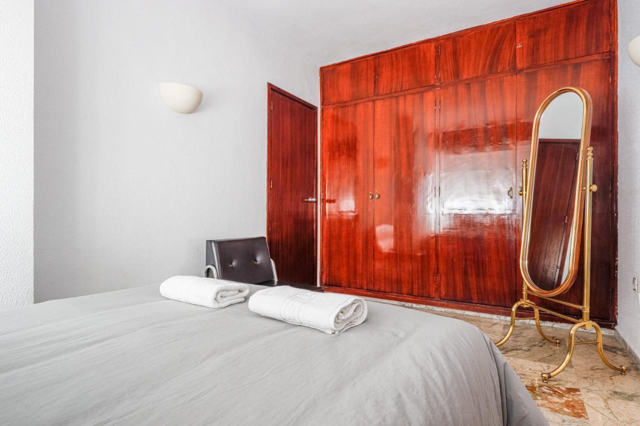 Puerta De Carmona Apartment *