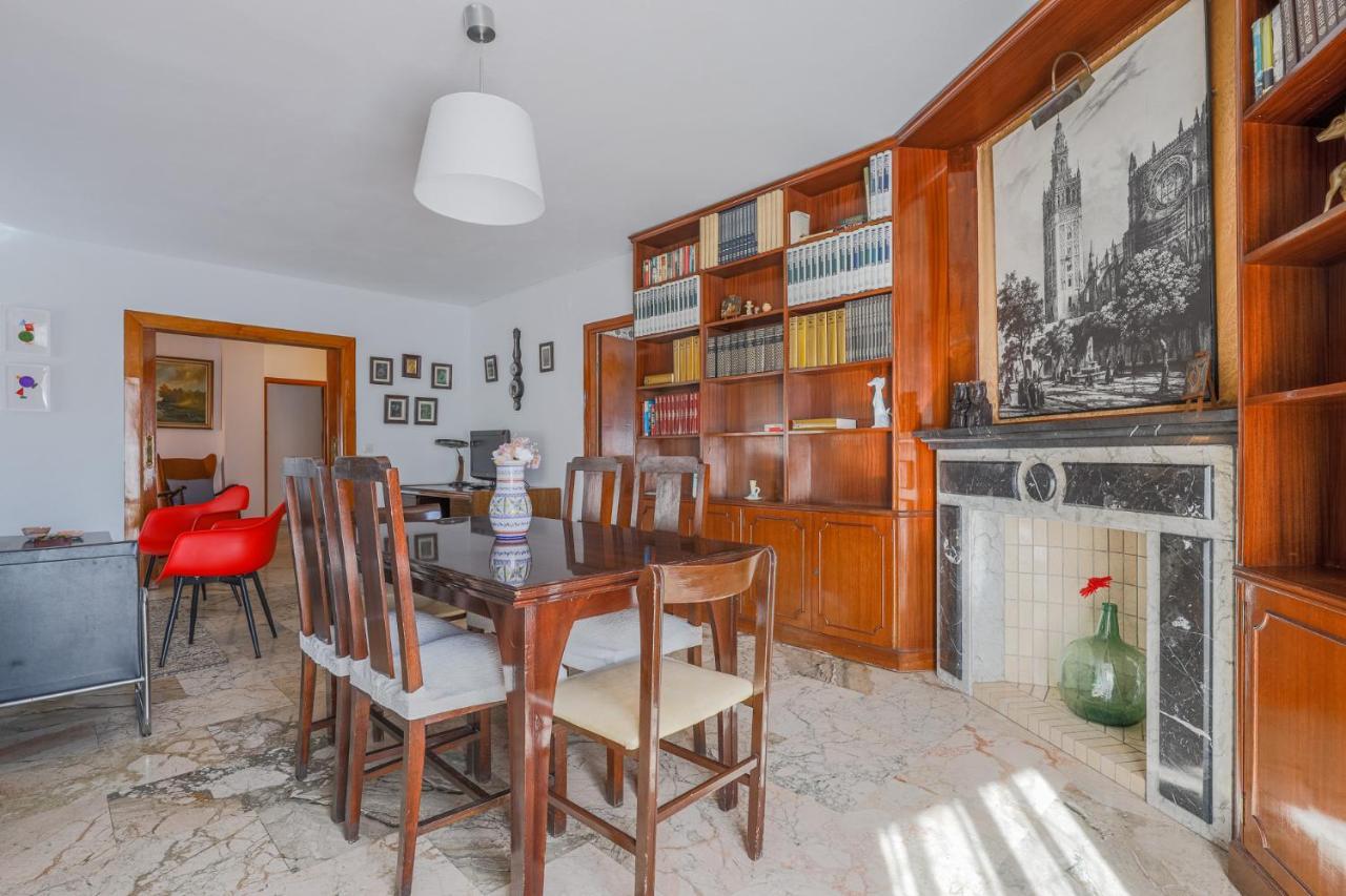 Puerta De Carmona Apartment *