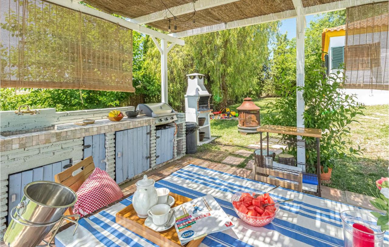Awesome In With 4 Bedrooms, Wifi And Outdoor Swimming Pool Holiday home