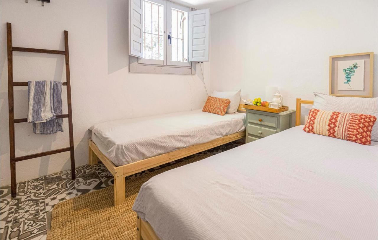Awesome In With 4 Bedrooms, Wifi And Outdoor Swimming Pool