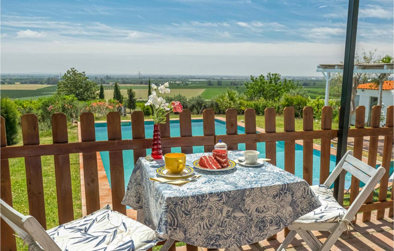 Awesome In With 4 Bedrooms, Wifi And Outdoor Swimming Pool