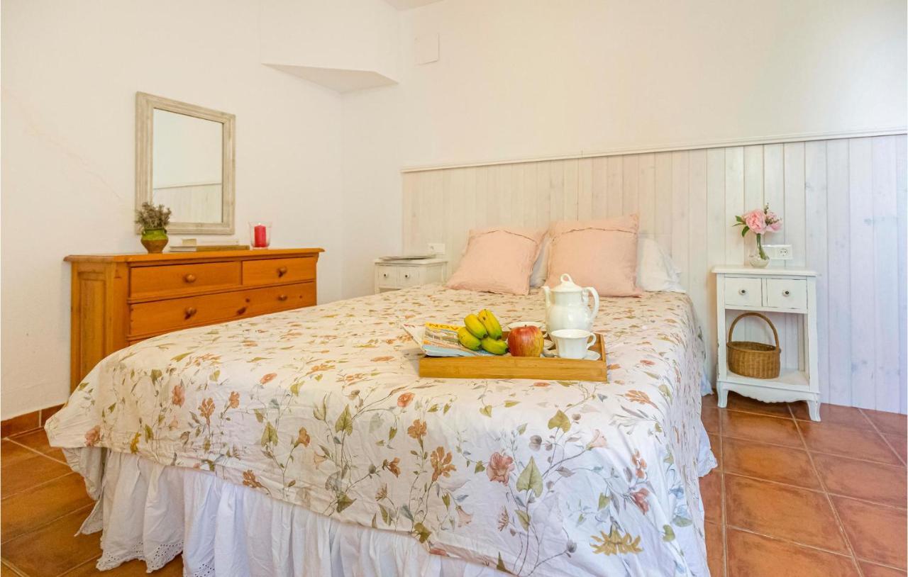 Awesome In With 4 Bedrooms, Wifi And Outdoor Swimming Pool