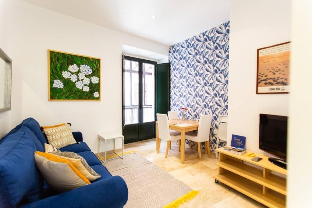 Cheap & Chic In The Center Of Apartment *