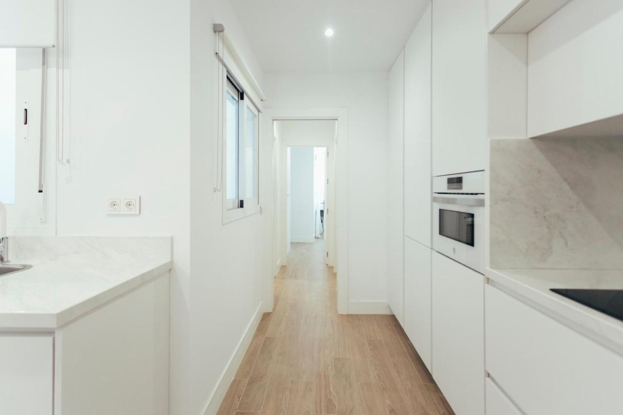 Modern With Balcony- 2bd 2bth- San Vicente Apartment Seville