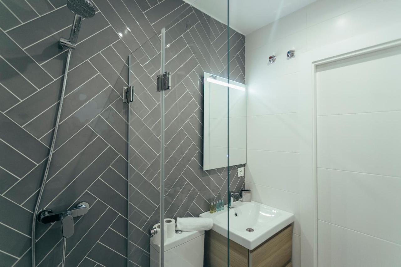 Modern With Balcony- 2bd 2bth- San Vicente * Seville