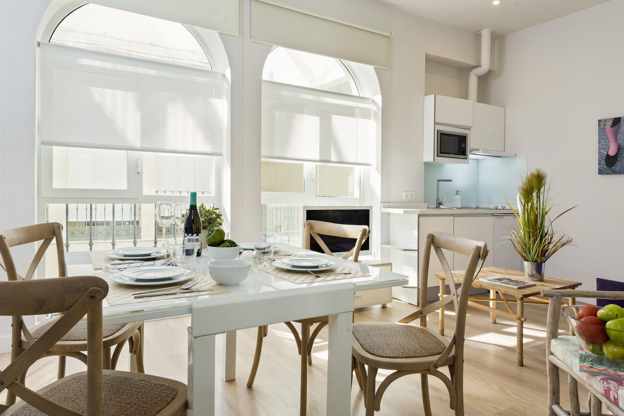 Plaza Apartment *
