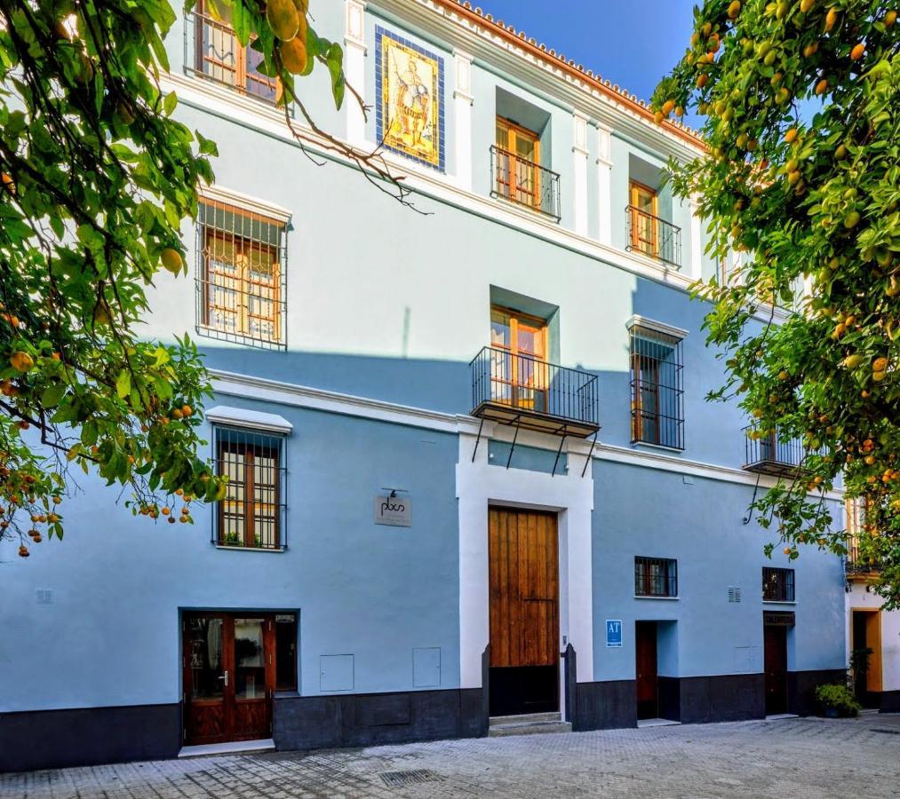 Palacio Del Siglo Xvii Frente A Jardines De Murillo * Seville