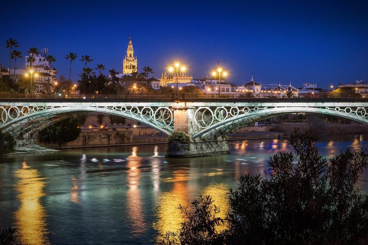 Apartamento En Triana Junto Al Puente Apartment *