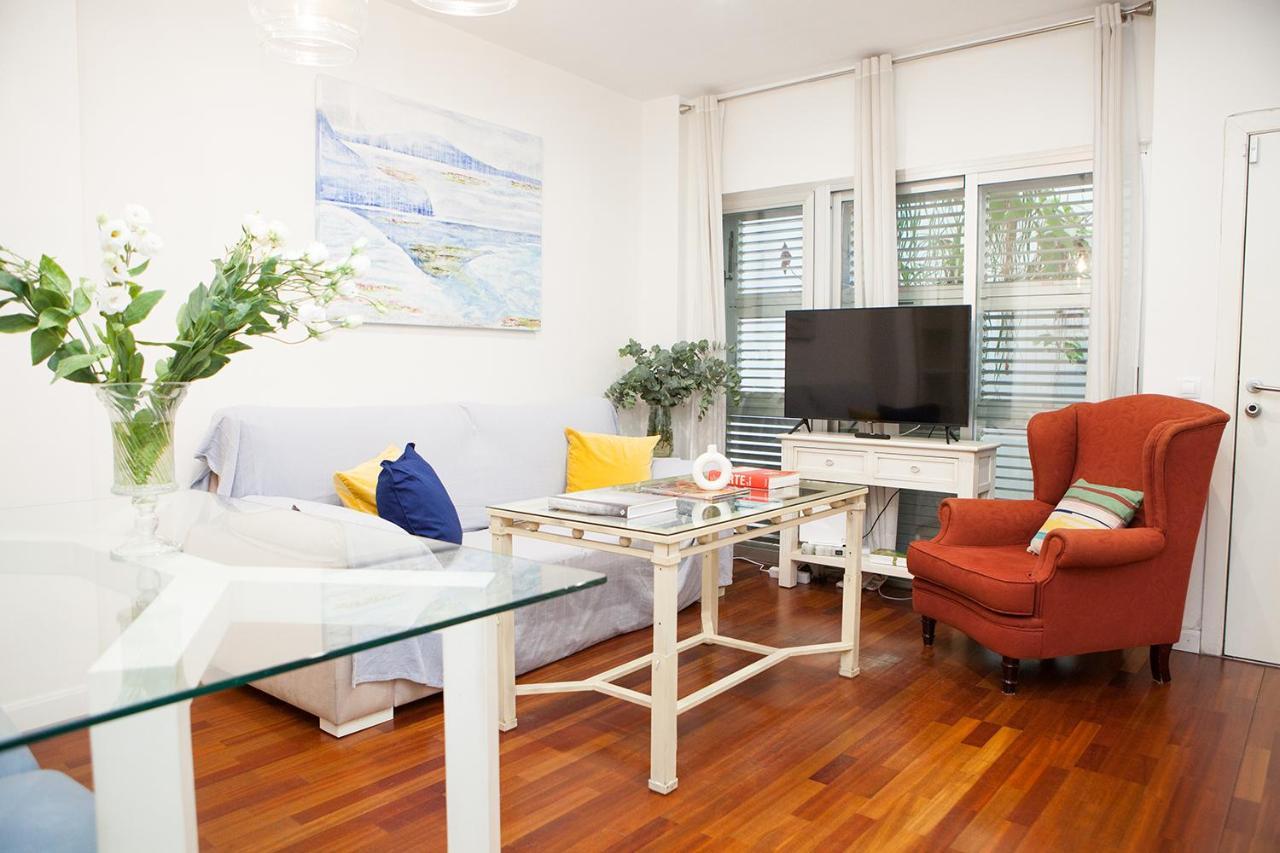 Charming With Pool And Garage Apartment