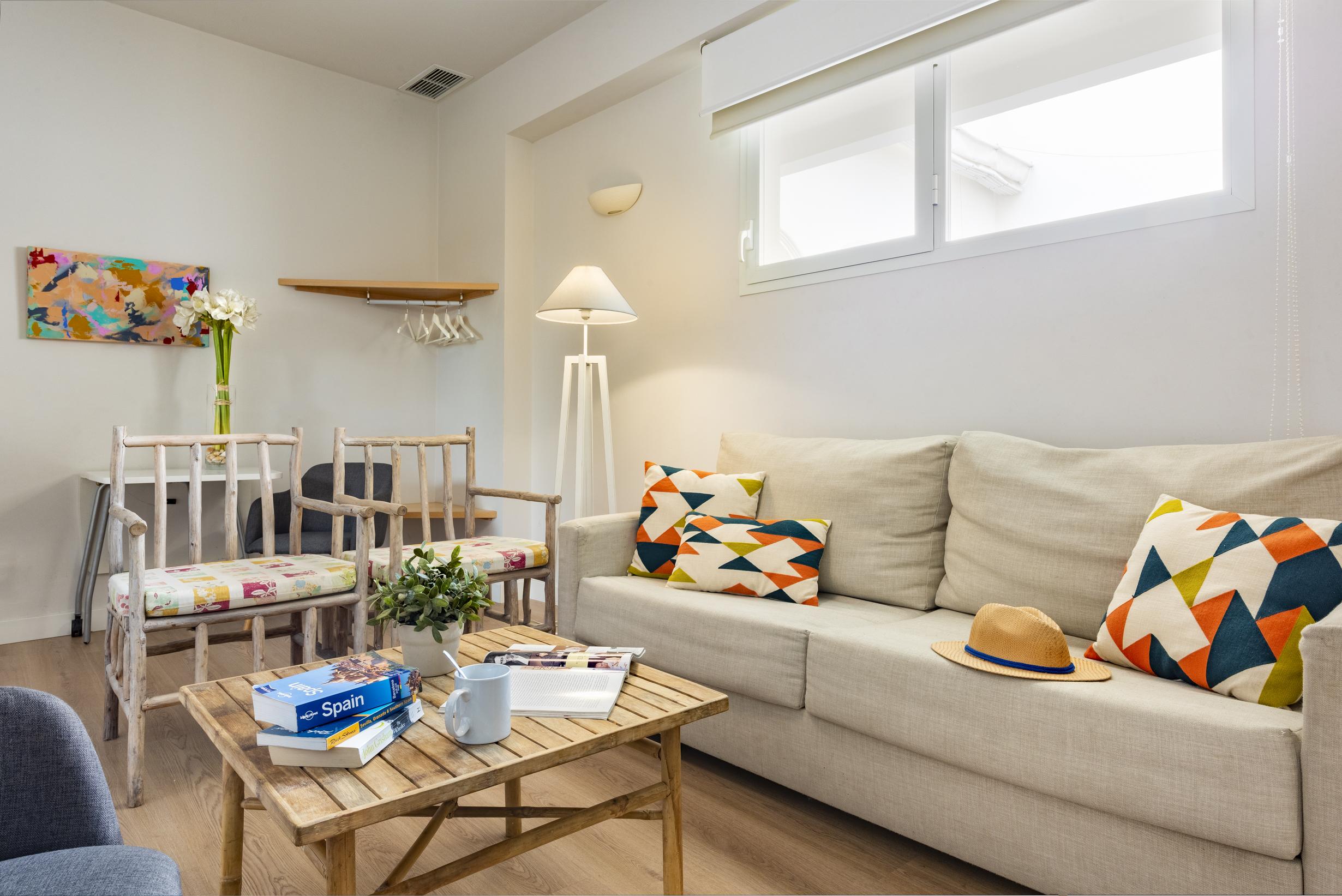 Plaza Apartment *