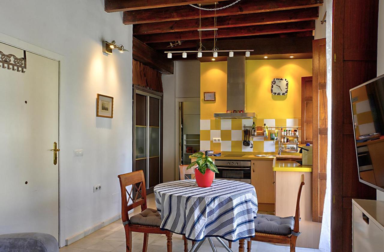 Balconies To The Orange Tree Square Apartment