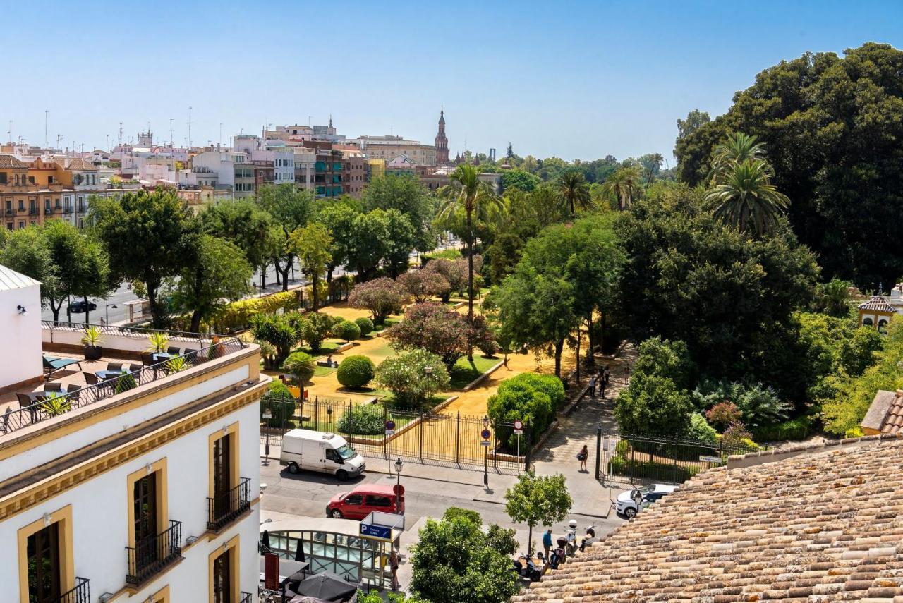 Palacio Del Siglo Xvii Frente A Jardines De Murillo Seville