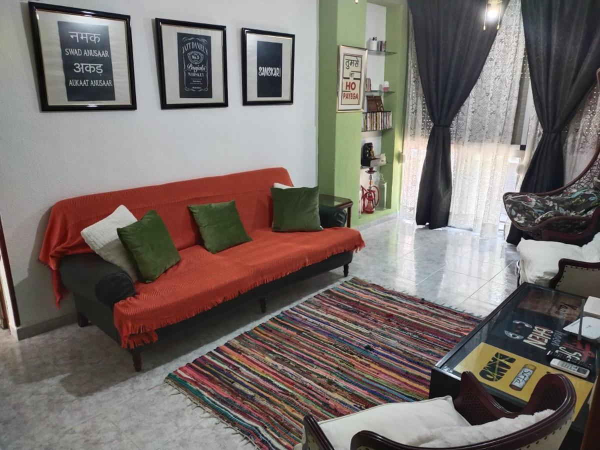 An Indian Bollywood Experience - For Families, Couples & Business Trips Apartment *