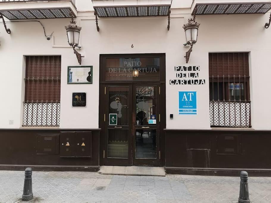 Con Encanto En Patio Sevillano