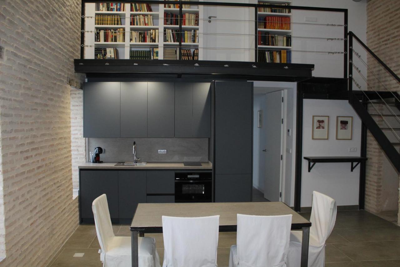 Cozy & Modern Hombre De Piedra Seville
