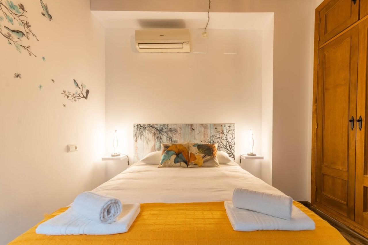 Patio Andaluz En Apartamento Sevilla