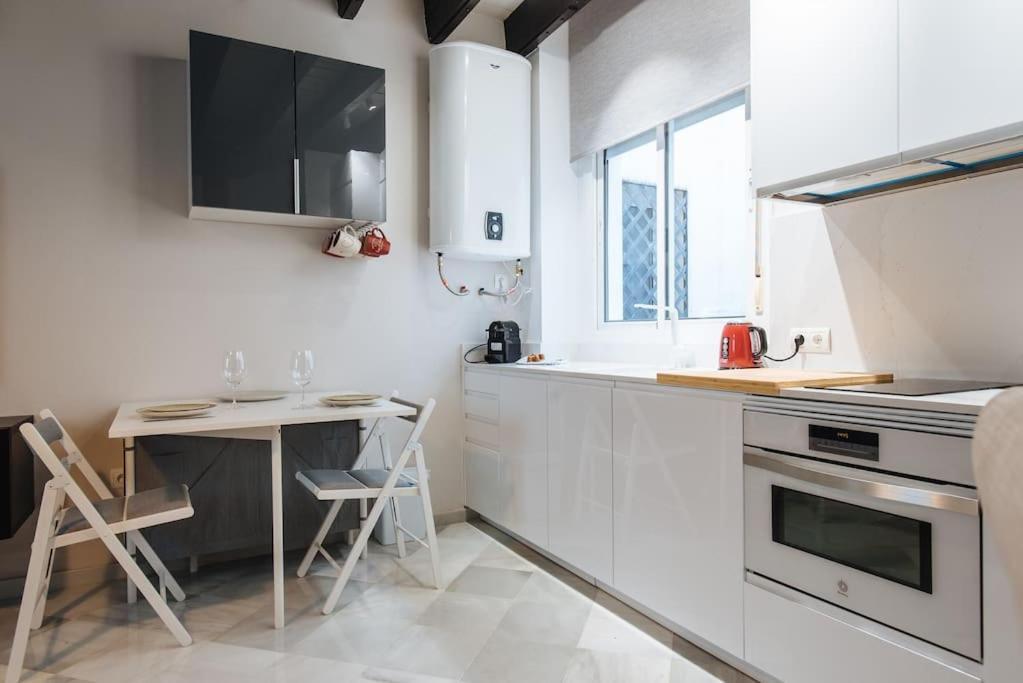 Ad2b Apartment, 300m From Cathedral With 2br * Sevilla