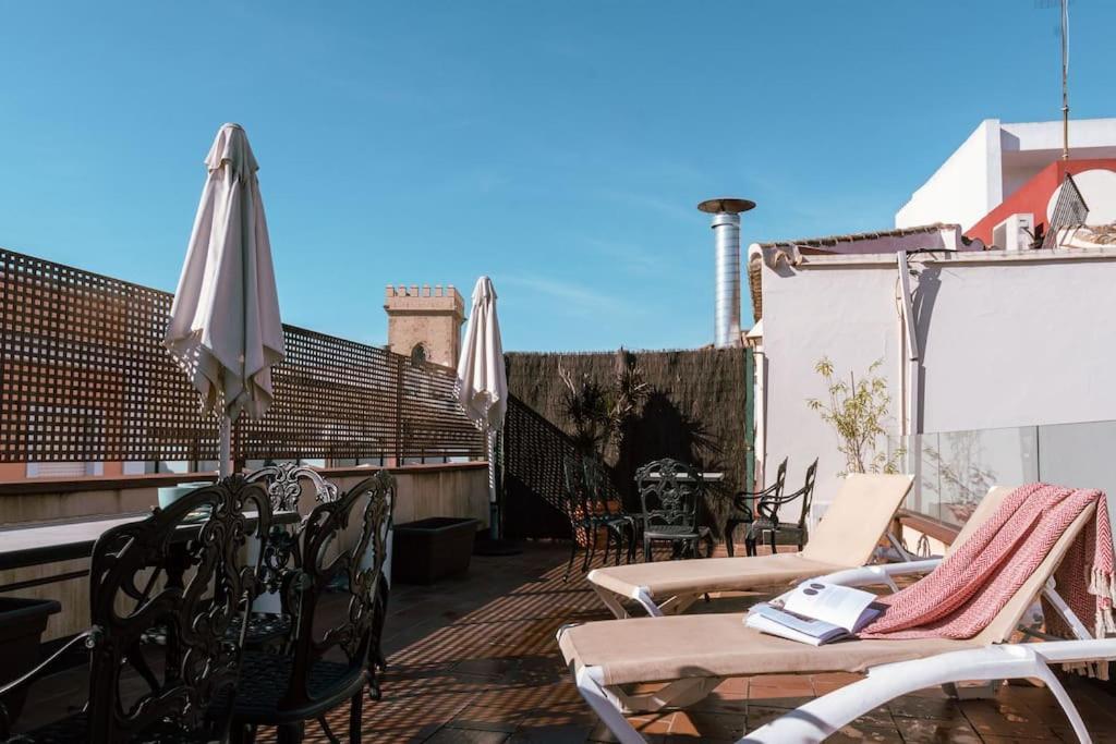 Con Encanto En Patio Sevillano Seville