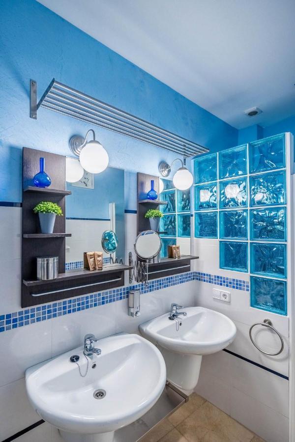 Luxe Town Hall Apartment *