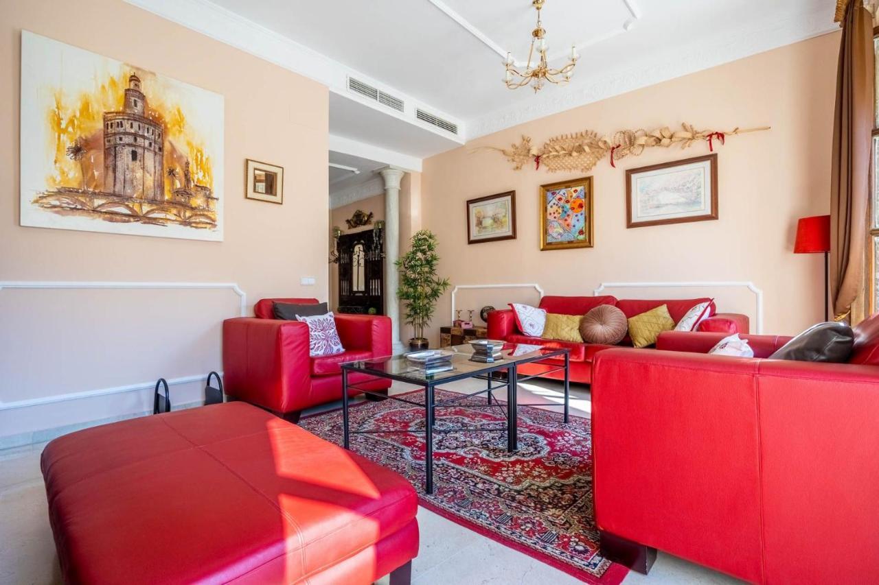 Luxe Town Hall Apartment *