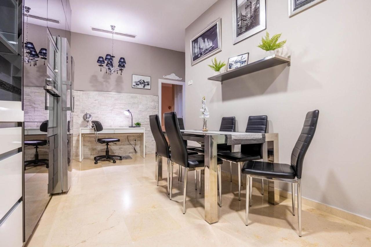 Luxe Town Hall Apartment *