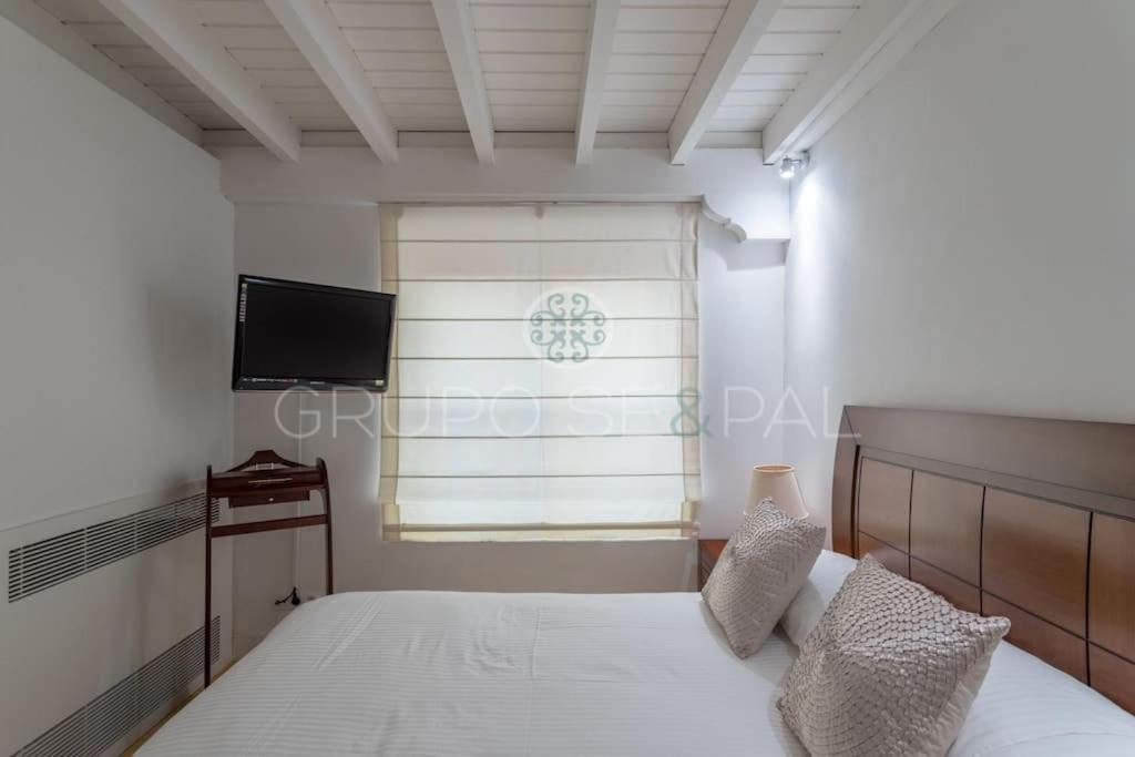 Ad10 Full House Near Cathedral By Antonia Diaz Street * Seville