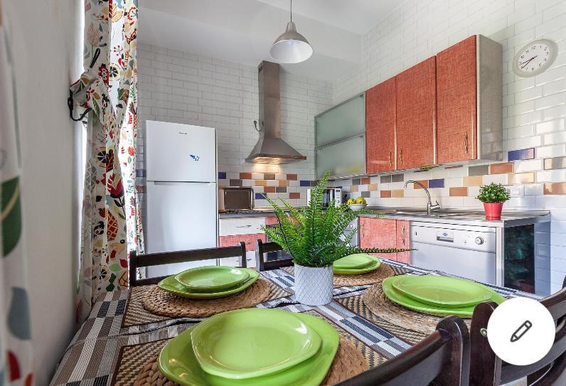 Apartamento Violeta With Cozy Balcony Sevilla