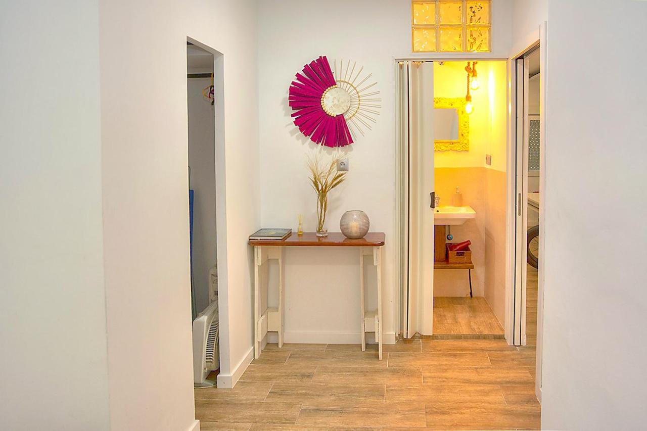 Family In Triana Apartment *