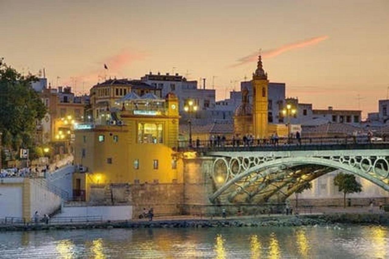Apartment Atico Aire De Triana