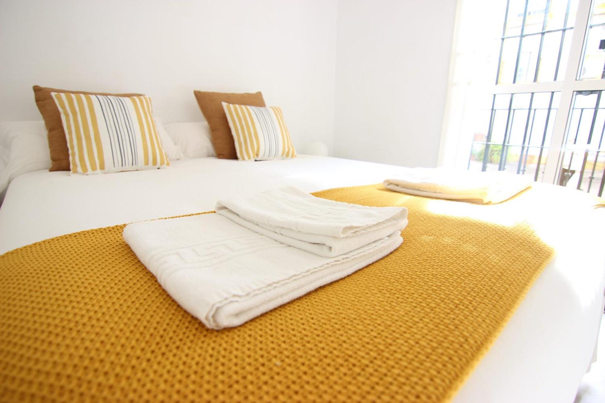Rentalsevilla Espacioso Apartamento En La Alameda De Hercules Con Parking * Seville