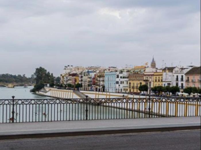 Junto A La Calle Betis: El Corazon De Triana Apartment