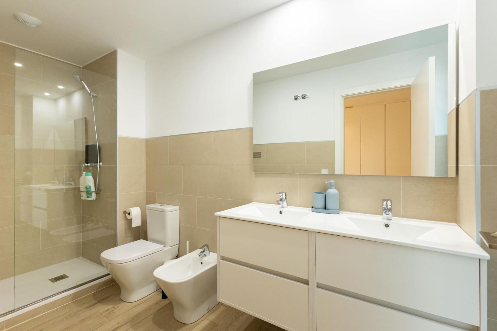 Apartment Charming 2 Bedroom Apartment By Torre Del Oro By Ocityzen
