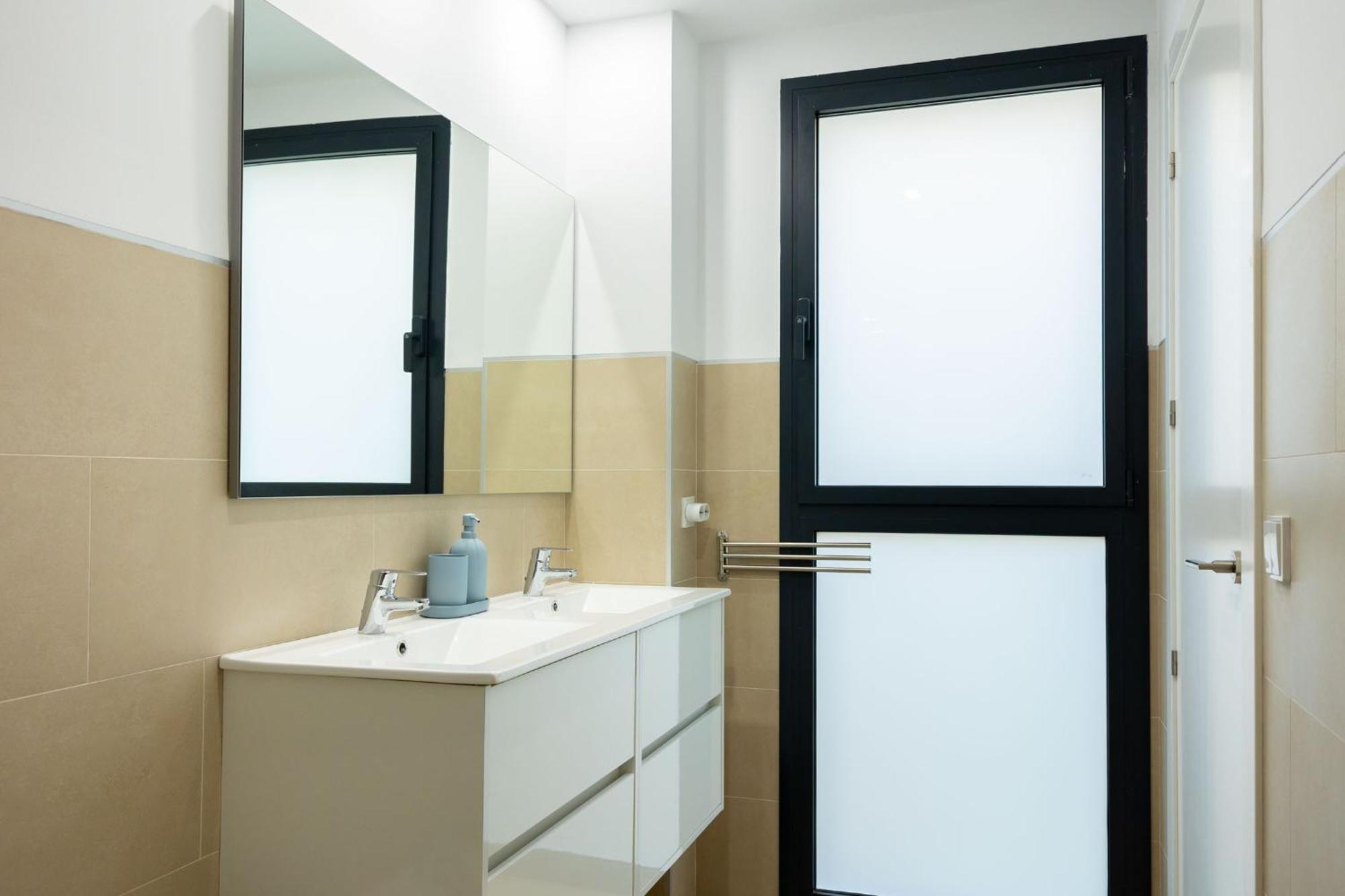 Charming 2 Bedroom Apartment By Torre Del Oro By Ocityzen *