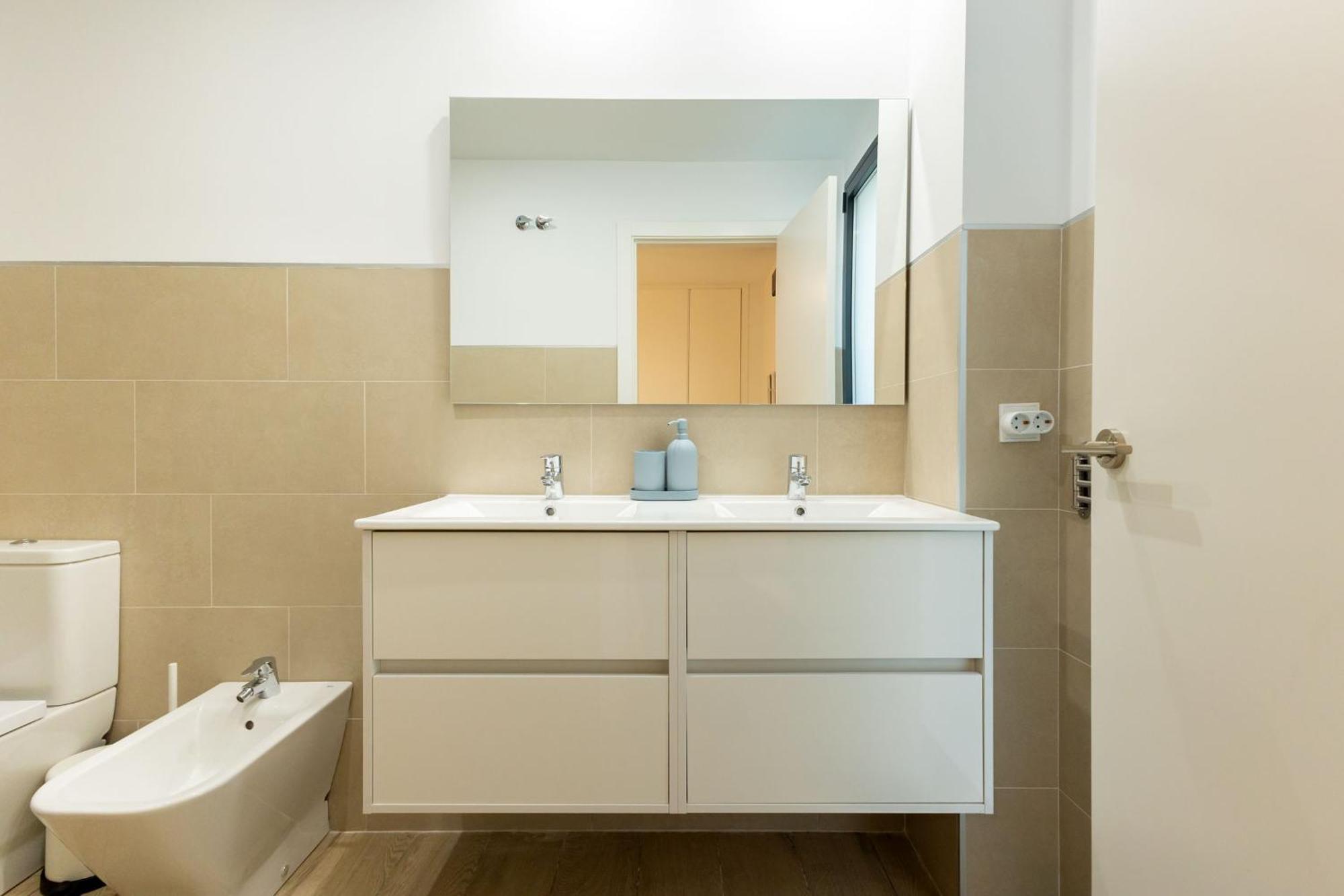 Charming 2 Bedroom Apartment By Torre Del Oro By Ocityzen *