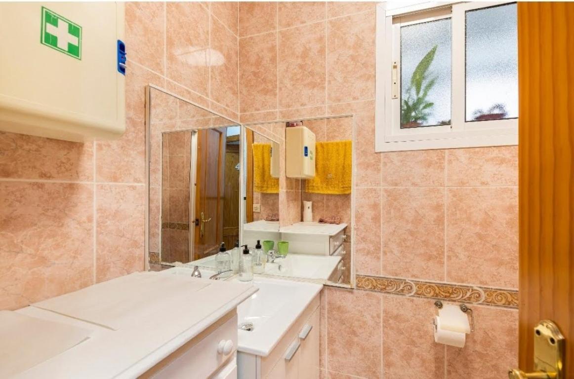 Privadas Con Cama Doble En Habitación en casa particular Sevilla