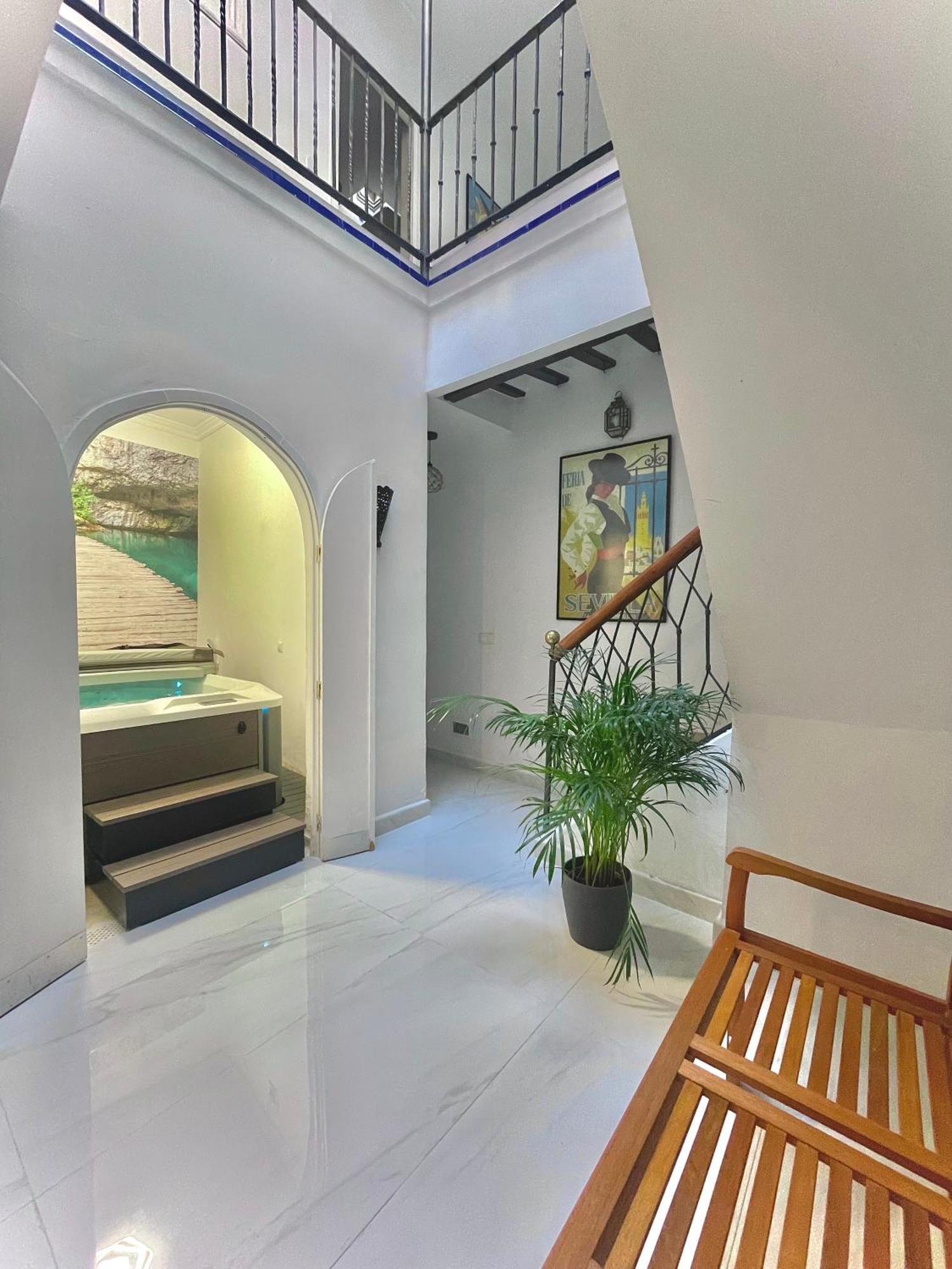 House -rooftop&jacuzzi -stayinseville *